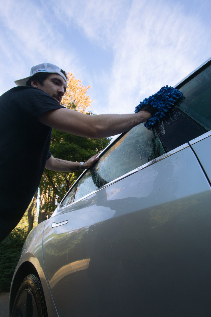 Hand-drying with a microfiber mitt
